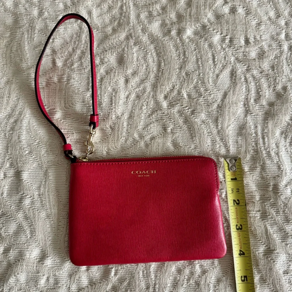 NWOT Coach Pink Leather Key Card and Zip Wristlet - Picture 4 of 5